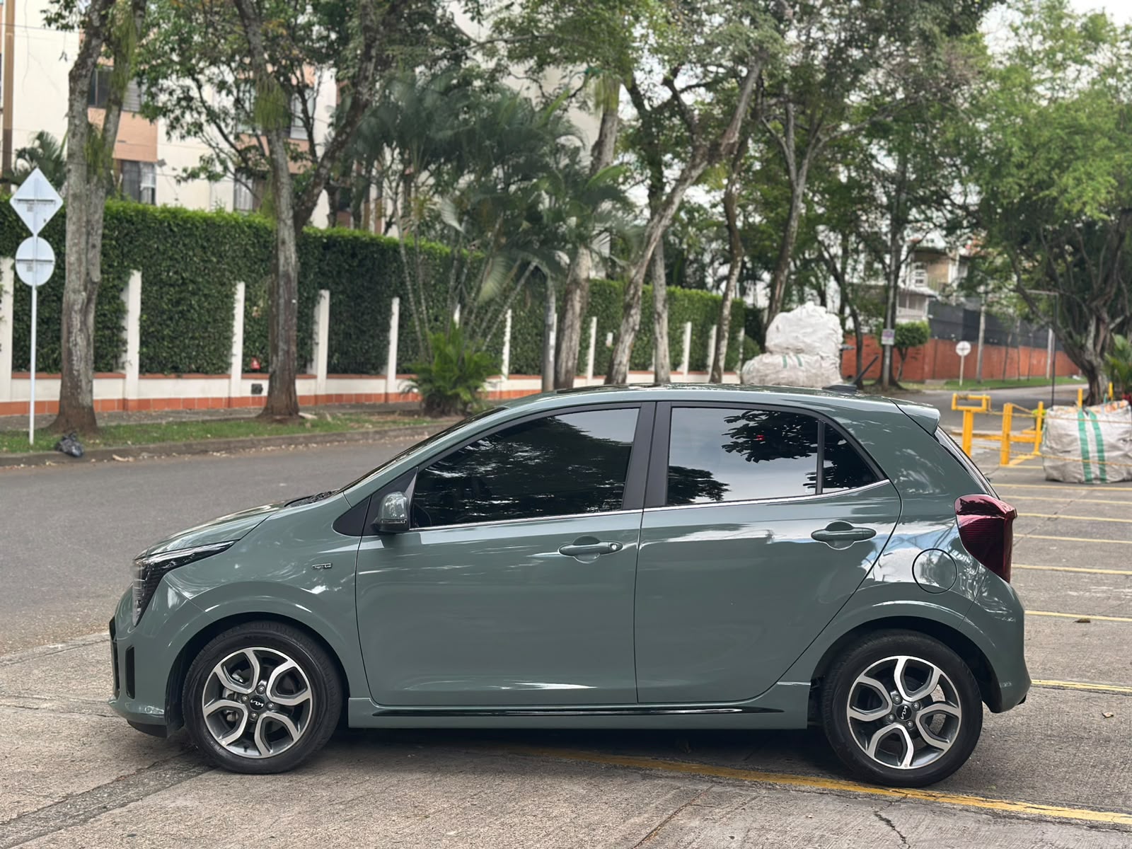KIA PICANTO GT LINE AT 1250 CC 6AB ABS AA R15 2025
