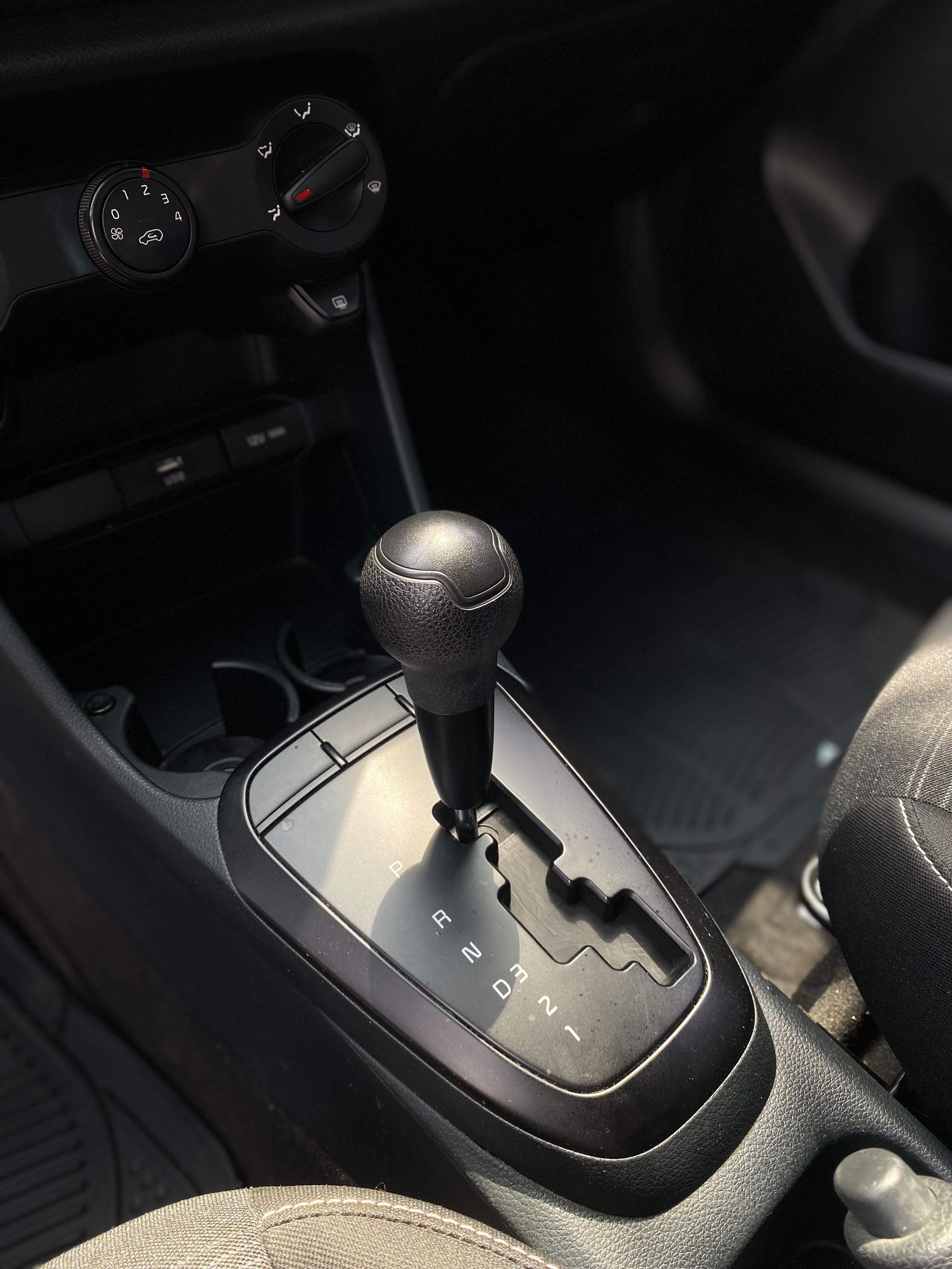 KIA PICANTO VIBRANT AT 1250CC 2AB ABS AA R13 2022