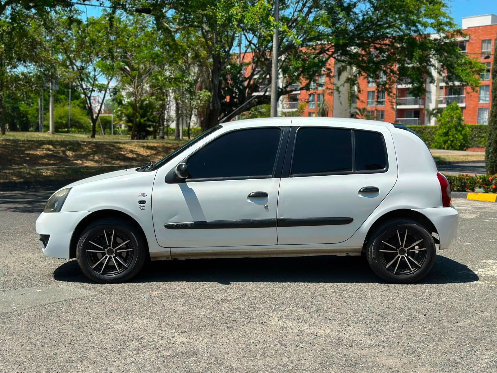 RENAULT CLIO II CAMPUS MT 1200CC 16V AA 2015