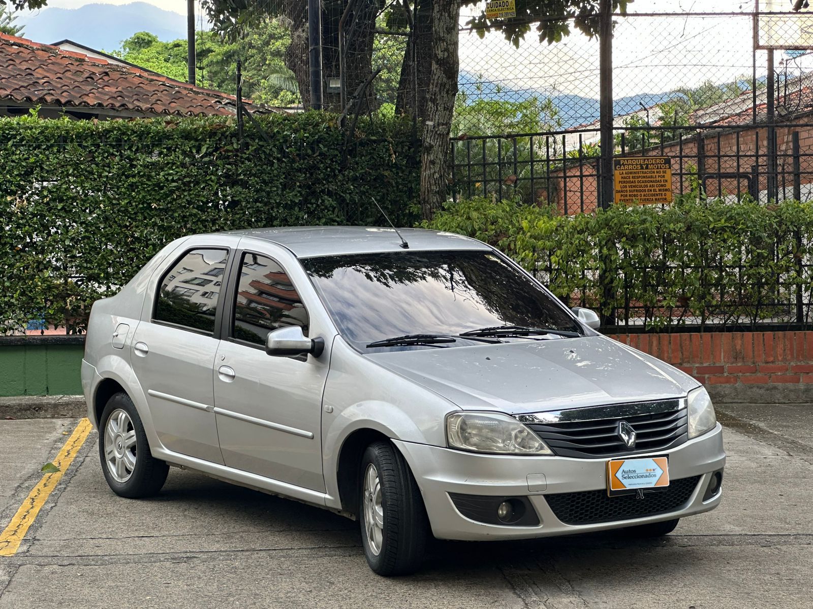RENAULT LOGAN F.II EXPRESSION MT 1600CC AA 2013
