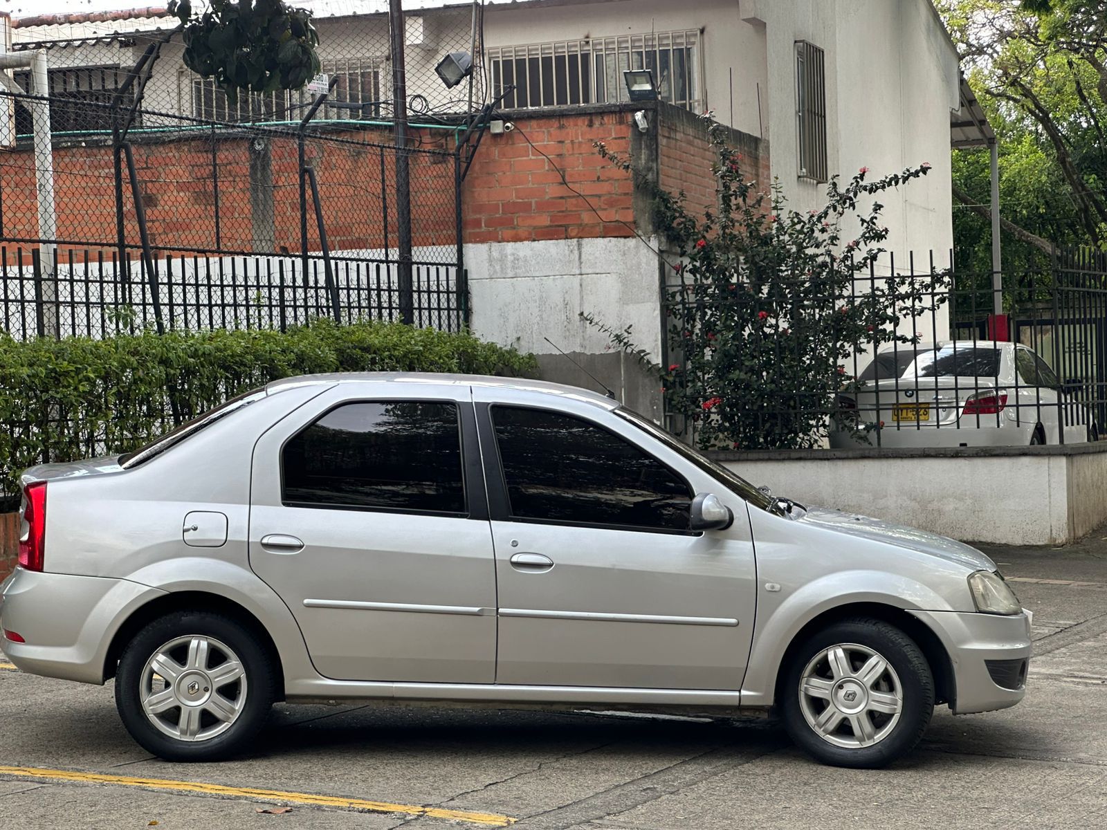 RENAULT LOGAN F.II EXPRESSION MT 1600CC AA 2013