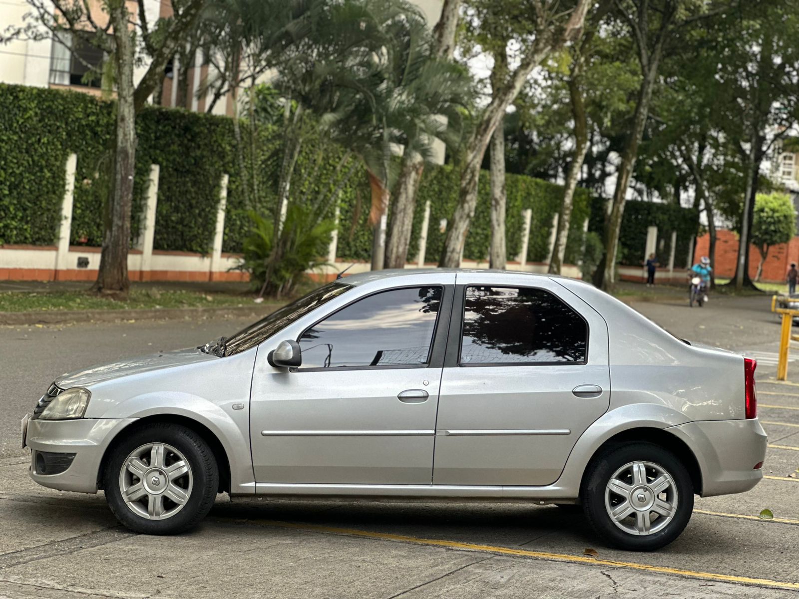 RENAULT LOGAN F.II EXPRESSION MT 1600CC AA 2013