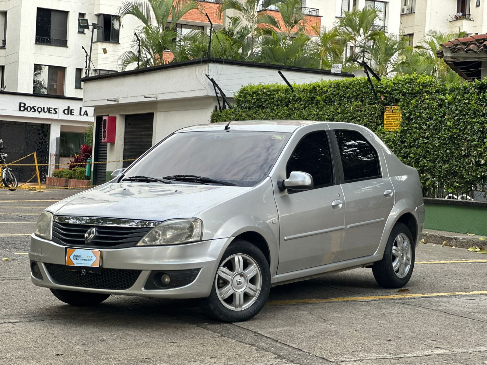 RENAULT LOGAN F.II EXPRESSION MT 1600CC AA 2013