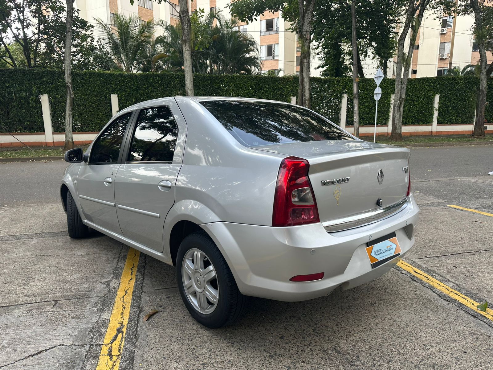 RENAULT LOGAN F.II EXPRESSION MT 1600CC AA 2013
