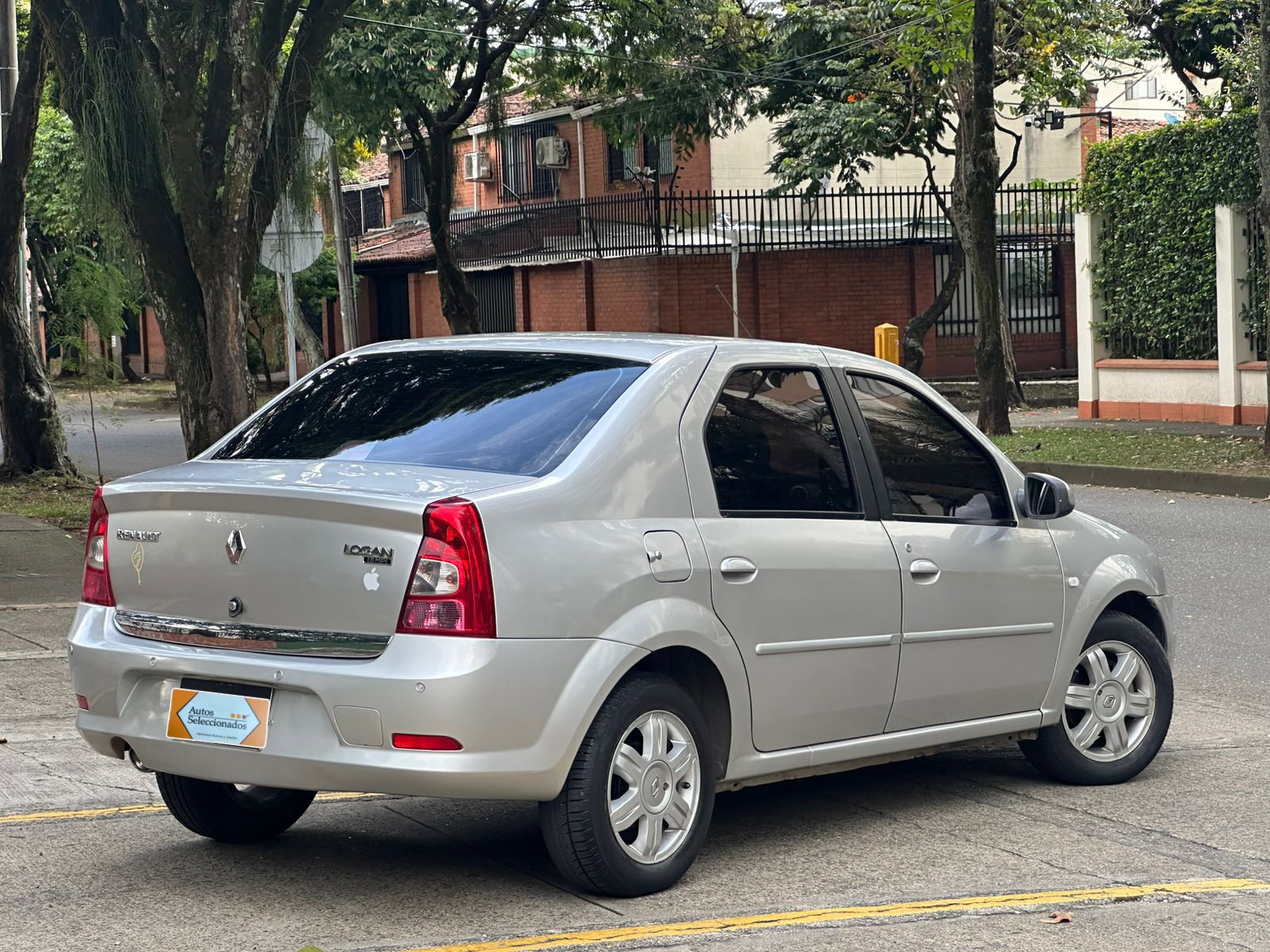 RENAULT LOGAN F.II EXPRESSION MT 1600CC AA 2013