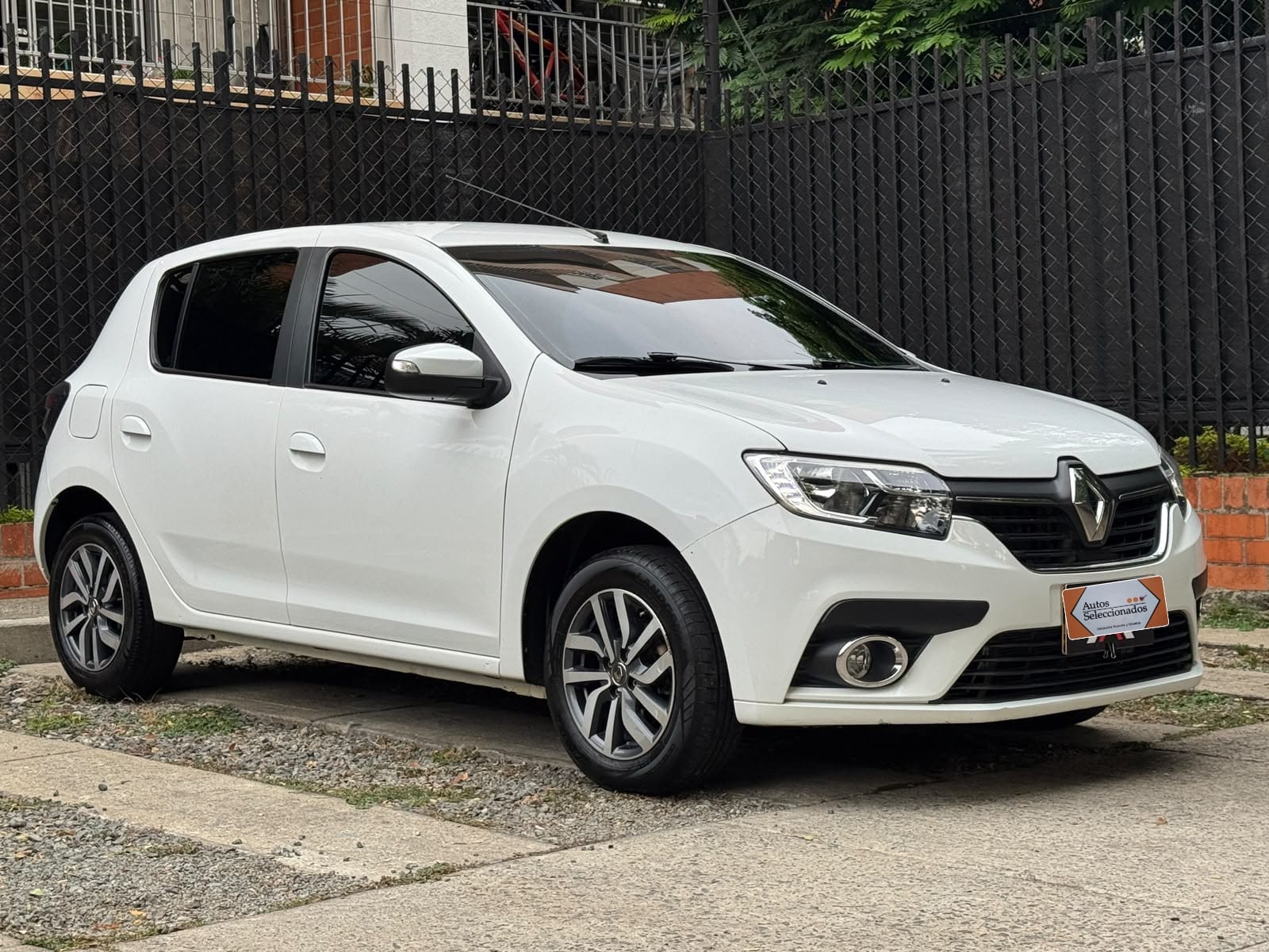 RENAULT SANDERO LIFE + MT 1600CC 16V AA 4AB ABS 2023