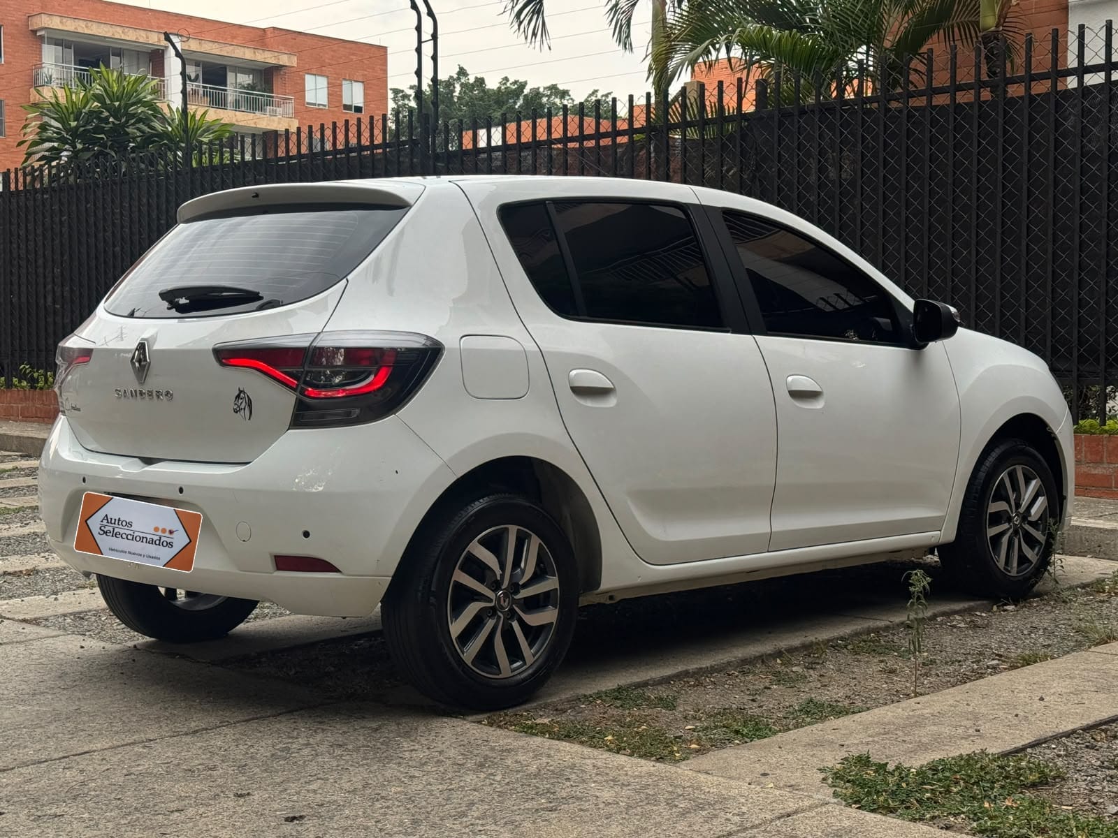RENAULT SANDERO LIFE + MT 1600CC 16V AA 4AB ABS 2023