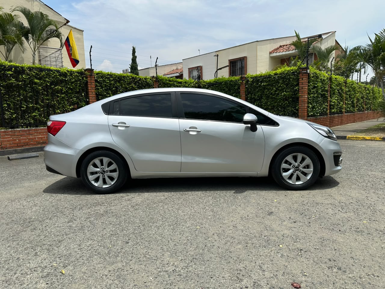KIA RIO R 1.25 MT 1200CC 4P AA 2016