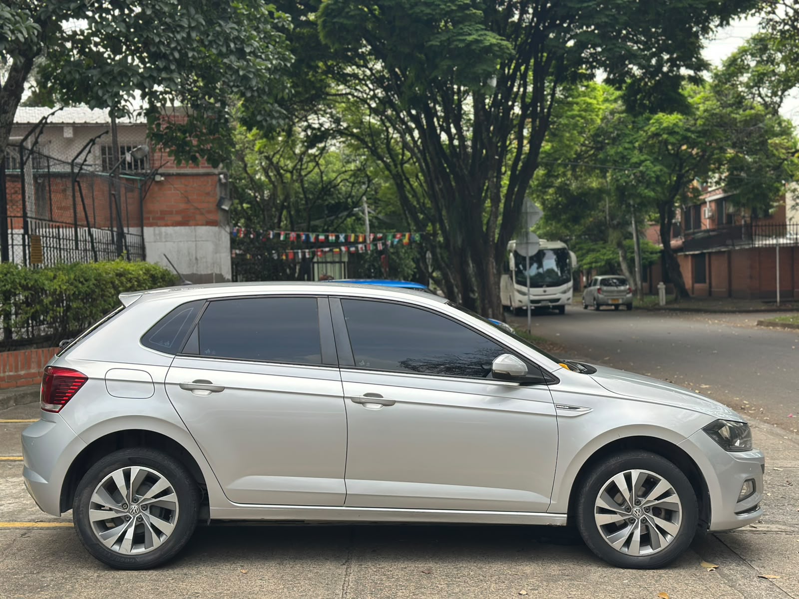 VOLKSWAGEN POLO HIGHLINE TP 1600CC 4AB ABS R16 2021